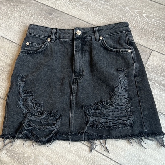𝅺TOPSHOP Moto distressed frayed black denim mini skirt size 4 - Picture 2 of 7